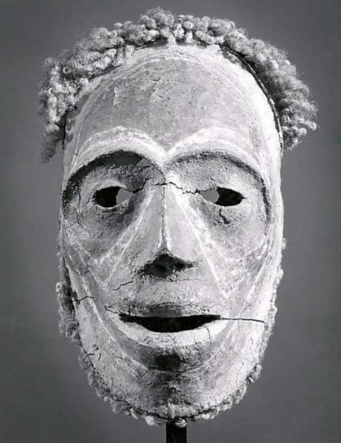 Máscara de calavera hecha por el pueblo Tolai usando cráneo humano, pasta de nuez de parinarium, cabello humano y pintura. Islas de Nueva Guinea. (Museo Metropolitano de Arte / Dominio Público)