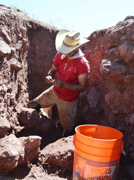 El estudiante de doctorado de la UW, Chase Mahan, inspecciona un artefacto en el sitio arqueológico de Powars II en 2020. Mahan es uno de los coautores de un nuevo artículo que confirma que el sitio de Sunrise en el condado de Platte es la mina de ocre rojo documentada más antigua, y probablemente la mina conocida más antigua de cualquier tipo, en América del Norte y del Sur. (Spencer Pelton/Universidad de Wyoming)