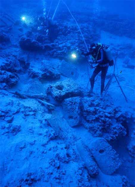 The Uluburun shipwreck site as viewed from the deeper end showing displaced anchors originally stowed near the bow. (INA)