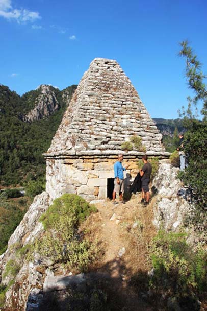 When it was announced the structure was not the tomb of a saint, it was looted. (Image: neoskosmos)