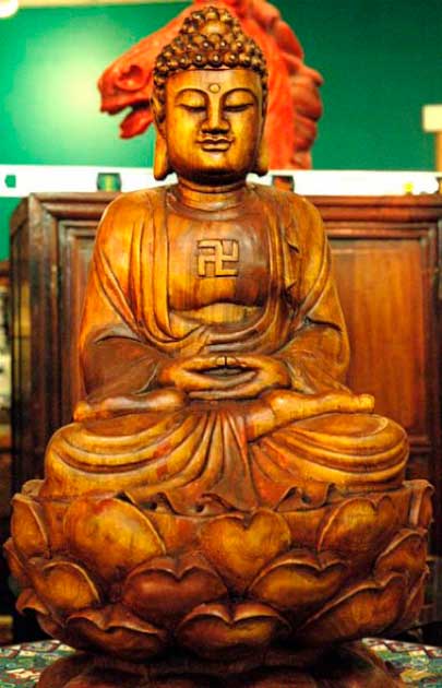 Wooden Buddha statue with gamadian (swastika). (Wonderlane / CC BY 2.0)