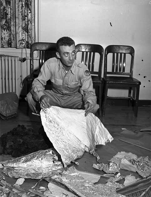 En el Campo Aéreo del Ejército de Fort Worth, el mayor Jesse A. Marcel sostiene restos de aluminio de Roswell, Nuevo México, incidente OVNI en 1947. (Colección de fotografías de Fort Worth Star-Telegram / CC BY-SA 4.0)