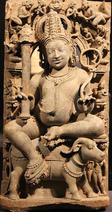 Yama, el venerable dios hindú de la muerte, está representado en esta antigua escultura rupestre de la India.  (Nomu420 / CC BY-SA 3.0)