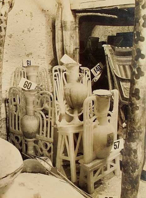 Запечатанные алебастровые «мастивные» вазы между кушетками с коровьими головами и львами у западной стены Вестибюля. (Всеобщее достояние)