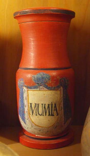 18th century apothecary vessel with the inscription MUMIA from the Deutsches Apothekenmuseum Heidelberg.