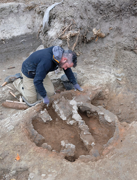An archaeologist excavates a 1st century potters kiln at the Rennes site. (© Emmanuelle Collado/INRAP)
