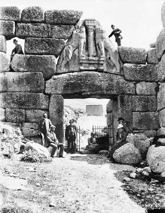 Los arqueólogos Heinrich Schliemann y Wilhelm Dörpfeld en la Puerta de los Leones, entrada principal a la antigua ciudad de Micenas en Grecia. (Dominio publico)