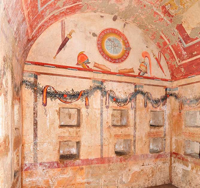 Una pintura de armaduras y armas en la pared trasera de la antecámara de la tumba de Lyson y Kallikles. (Sitio arqueológico de Mieza)