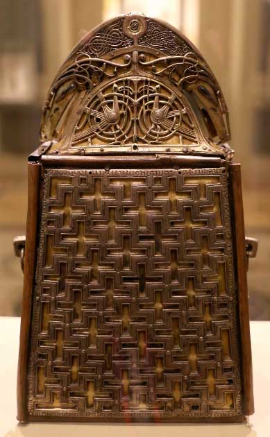 The back panel of St. Patrick’s bell shrine with interlocking crosses (Sailko / CC BY SA 3.0)