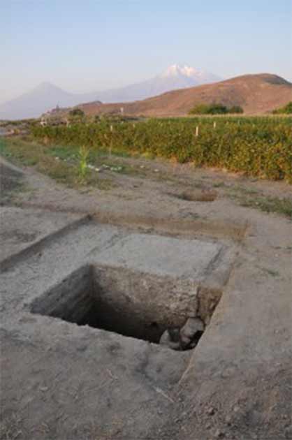 En el fondo de la excavación del acueducto romano en la llanura de Ararat en Armenia se encuentra el legendario Monte Ararat. (Proyecto armenio-alemán Artaxata)