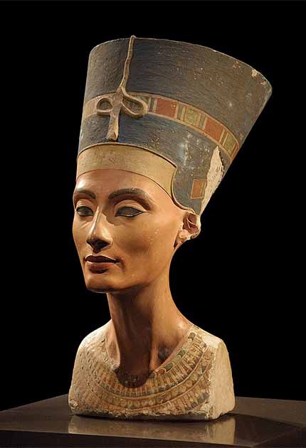 El busto más conocido de Nefertiti de la colección del Museo Egipcio de Berlín, actualmente en el Nuevo Museo en la Isla de los Museos, Berlín, Alemania.  (Philip Pikart / CC BY-SA 3.0)