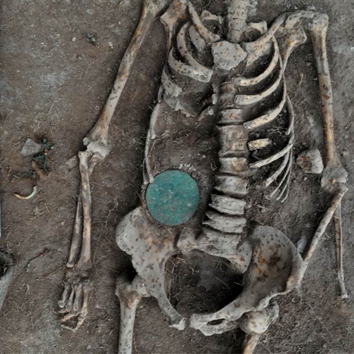 El amuleto de hueso junto al lado derecho de la mujer (lado izquierdo de la imagen), una pieza del cual es un fragmento de hueso humano, lo que hace que esta anomalía grave sea única entre todas las demás tumbas de la antigua cultura Tagar. (Yevgeny Bogdanov / Haaretz)