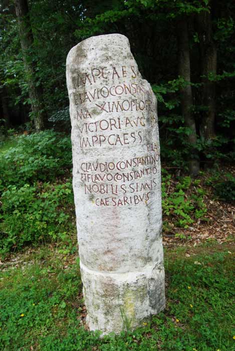 Un marcador romano en un bosque cerca de Kelberg, Alemania. Esta piedra era claramente parte del ambicioso plan del emperador Claudio para marcar todas las fronteras del Imperio Romano como aparece su nombre en la inscripción. (karlo54 / Adobe Stock)