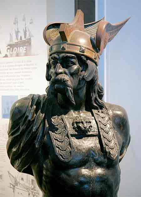 Brennus depicted on the figurehead of the French battleship Brennus. (Public Domain)