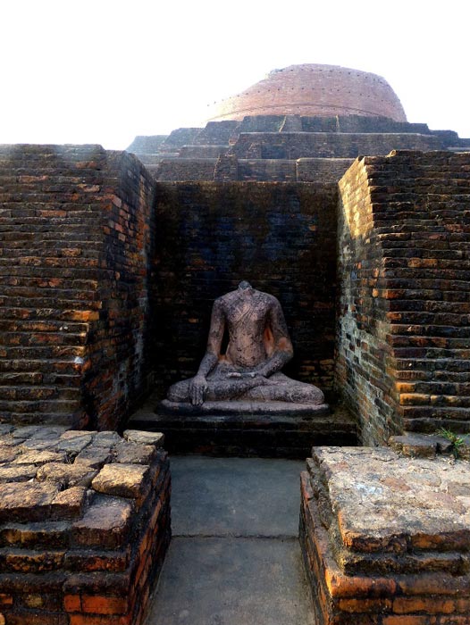 A broken Buddha at Kesaria stupa. (Photo Dharma / CC BY 2.0)