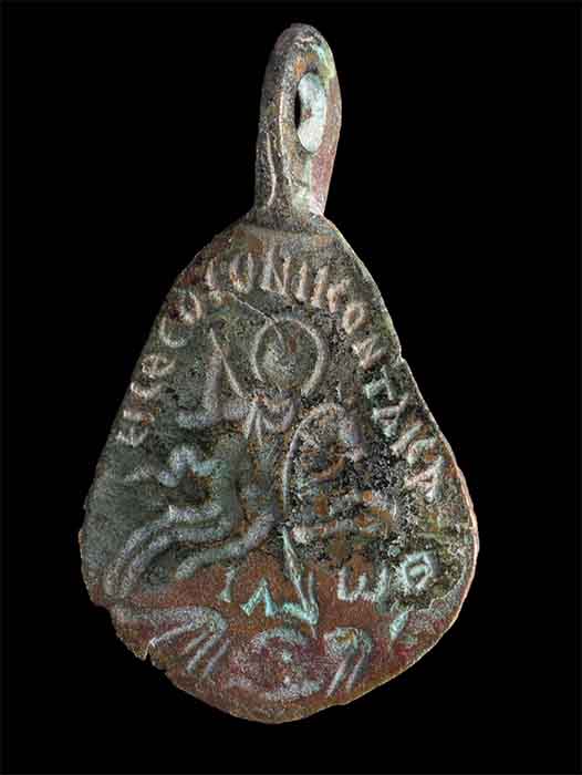 El bronce de la era bizantina representa una figura sagrada apuñalando a una mujer con una lanza sagrada. (Dafna Gazit/Autoridad de Antigüedades de Israel)