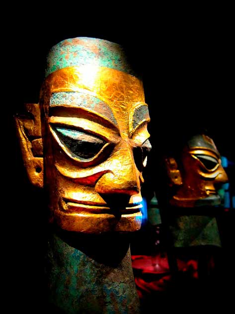 Estas cabezas de bronce de Sanxingdui de casi 3000 años de antigüedad con máscaras de pan de oro parecen arte moderno y dicen mucho sobre las habilidades avanzadas de metalurgia del pueblo Shu de Sanxingdui. (momo/CC BY 2.0)