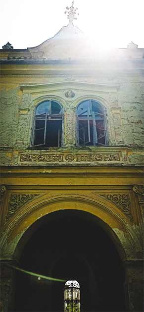 One of the last remaining caretakers of the chateau told of his experiences of hearing frail whispers that echo through the long corridors of the chateau, doors suddenly slamming doors without any draft, creaking floorboards, and rapid and sudden footsteps in the hallways. (Aleksa Vučković)