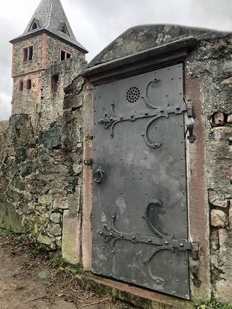 Porte du château de Frankenstein (Kim Warden / Adobe Stock)