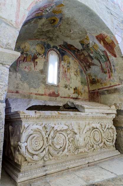 A lo largo de los siglos, se han identificado varias tumbas diferentes como el lugar del entierro de San Nicolás, incluido este sarcófago dentro de la Iglesia de San Nicolás de Myra en Turquía.  (Arseniy / Adobe Stock)
