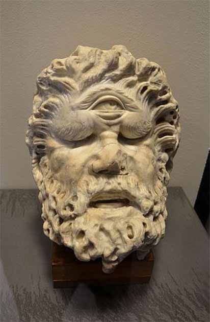 Голова циклопа I века нашей эры, одна из скульптур, украшающих римский Колизей (Steven Lek / CC BY SA 4.0)