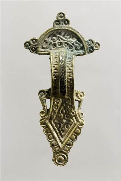 Un broche vermeil del siglo VI encontrado en el sitio ilegal de fabricación de plata del período romano de Gran Bretaña. (Arqueología previa a la construcción)