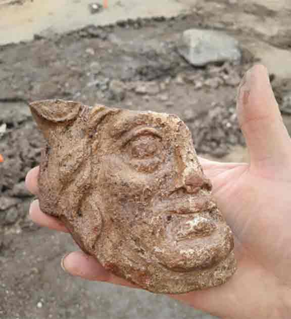Ceramic piece representing a Medusa-like face of a deity. (Inrap)