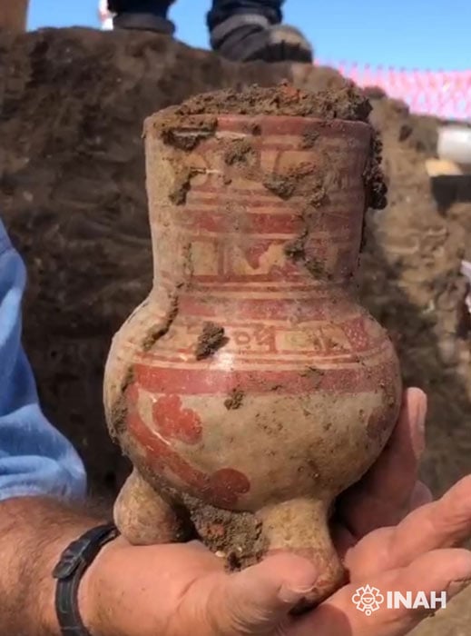 Esta vasija de cerámica es uno de los muchos artefactos descubiertos recientemente en un asentamiento cultural prehispánico en Aztatlán, México, escondido debajo de la expansión urbana de la ciudad portuaria de la costa oeste de Mazatlán. (INAH)