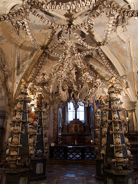 The chandelier made of bones in Sedlec Ossuary (Pudelek / CC)