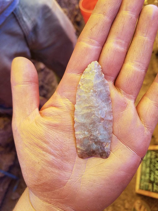 Una punta de clovis descubierta en el sitio de Powars II, la mina conocida más antigua de las Américas. (Spencer Pelton/Universidad de Wyoming)