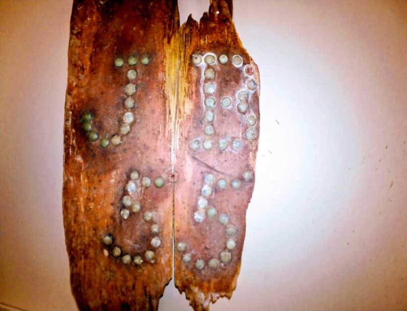 Un fragmento del ataúd que contenía los restos del hombre que se cree que era John Barber está hecho de madera dura, decorado con tachuelas de latón martillado en las iniciales. "JB55." (Cortesía del arqueólogo del estado de Connecticut)