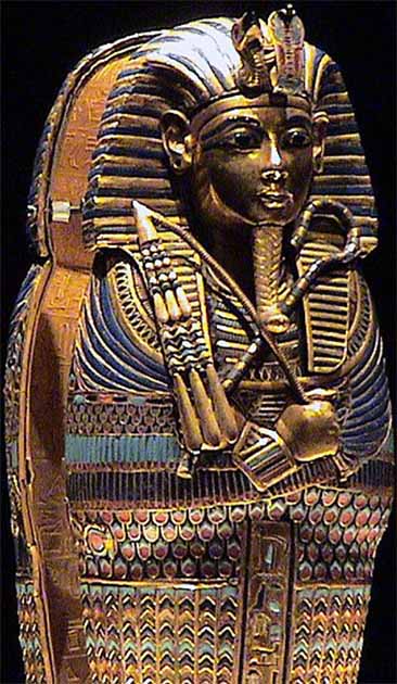 The crook and flail on the coffinette of Tutankhamun. (CC BY-SA 2.5)