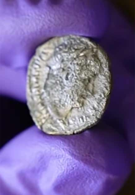 Esta moneda del tesoro de plata de Augsburgo tiene una imagen de un emperador romano que es bastante clara. (Captura de pantalla de YouTube/tagesshau)