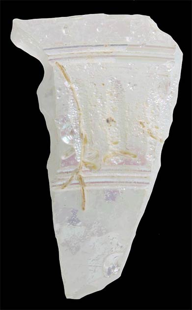 Uno de los fragmentos de vidrio romano incoloro de Jerash, Jordan analizado en este estudio. Las salpicaduras moradas son iridiscentes debido a la intemperie. (Proyecto germano-danés del distrito noroccidental de Jerash)