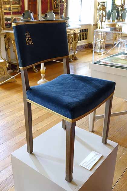 Uno de los sillones de coronación creados para la coronación de Isabel II. Fueron fabricados por B North and Sons of High Wycombe y estaban tapizados en terciopelo azul de las fábricas de Listers en Bredford. (Dominio publico)