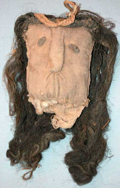 Máscara de momia de algodón, cáscara de nuez y cabello humano, Callao, Perú (Fideicomisarios del Museo Británico / CC by SA 4.0)