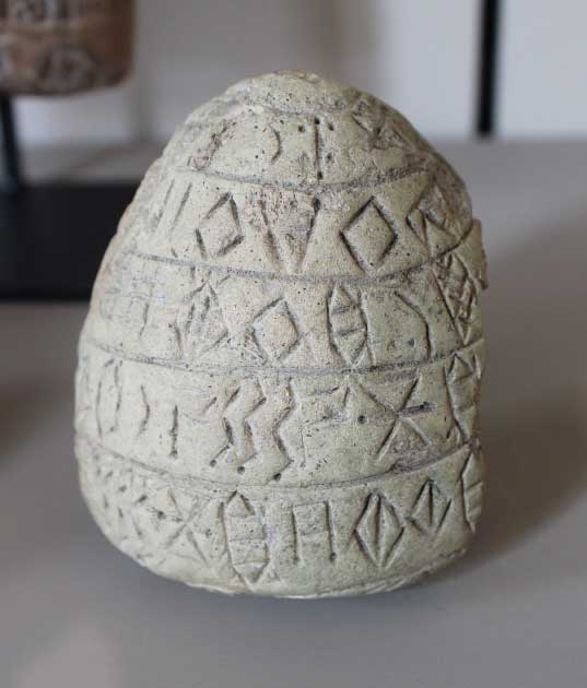 Cono de arcilla cubierto con texto lineal elamita, fechado en el reinado de Puzur-Inshushinak, rey de Elam alrededor del 2100 a. J.-C., que forma parte de la colección del Museo del Louvre. (Zunkir / CC BY-SA 4.0)