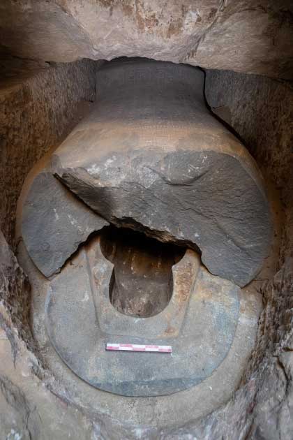 El sarcófago doble dañado que alguna vez contuvo la momia del comandante egipcio. (Ministerio de Antigüedades de Egipto)