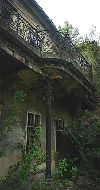 The Bissingen-Nippenburg Chateau is characterized by its wealth of decorations, some of which were quite unique and avant-garde for the period. The extensive use of flowing wrought iron ornaments and richly decorated columns, balconies, and porticos remain its defining features. (Aleksa Vučković)