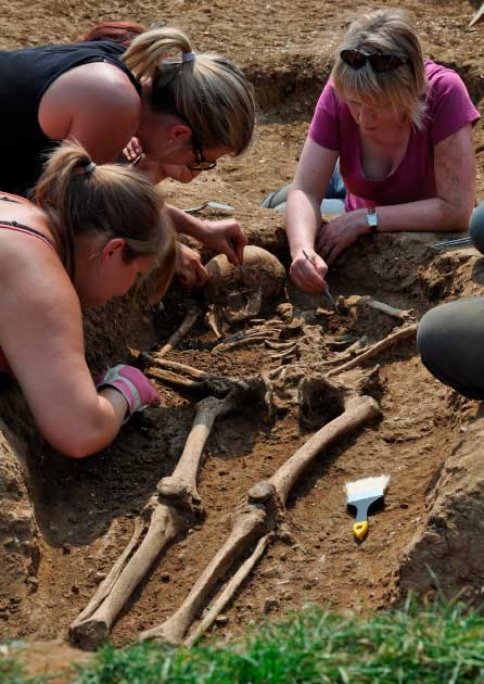 Arqueólogos excavando la Tumba No. 112 en el sitio de Oakington en Cambridgeshire, que se utilizó en el estudio de la migración anglosajona. Esta tumba en particular contenía un varón adulto enterrado con un cuchillo, cuya ascendencia era 99,99% europea continental del norte. (La naturaleza)