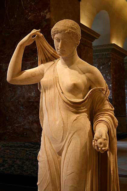 Famosa estatua romana de Afrodita con el fruto prohibido en la mano izquierda realizada con mármol de Paros de la época imperial (finales del siglo I o principios del siglo II d. C.) de la colección del Louvre. (Jean-Pol GRANDMONT / CC BY 4.0)