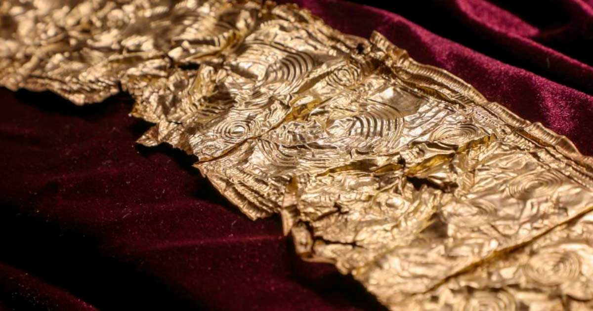 Immagine in alto: il manufatto d'oro dell'età del bronzo trovato in un campo di barbabietole nella Repubblica Ceca.  Fonte: Muzeum Bruntál