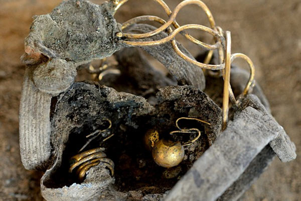 Golden hoard of Roman jewellery found hidden from Queen Boudicca and ...