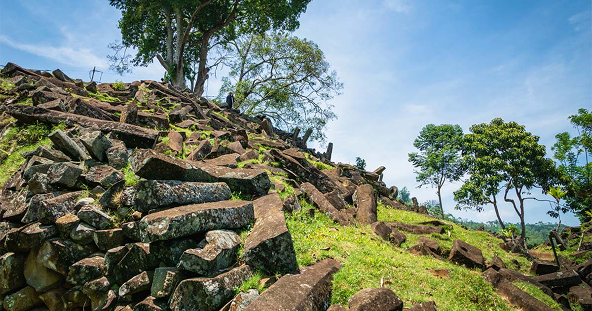 The allegedly manmade megalithic site at Gunung Padang, claimed to be an incredibly ancient pyramid in Indonesia, showing the multitude of rocks under question. Source: uskarp2 / Adobe Stock 