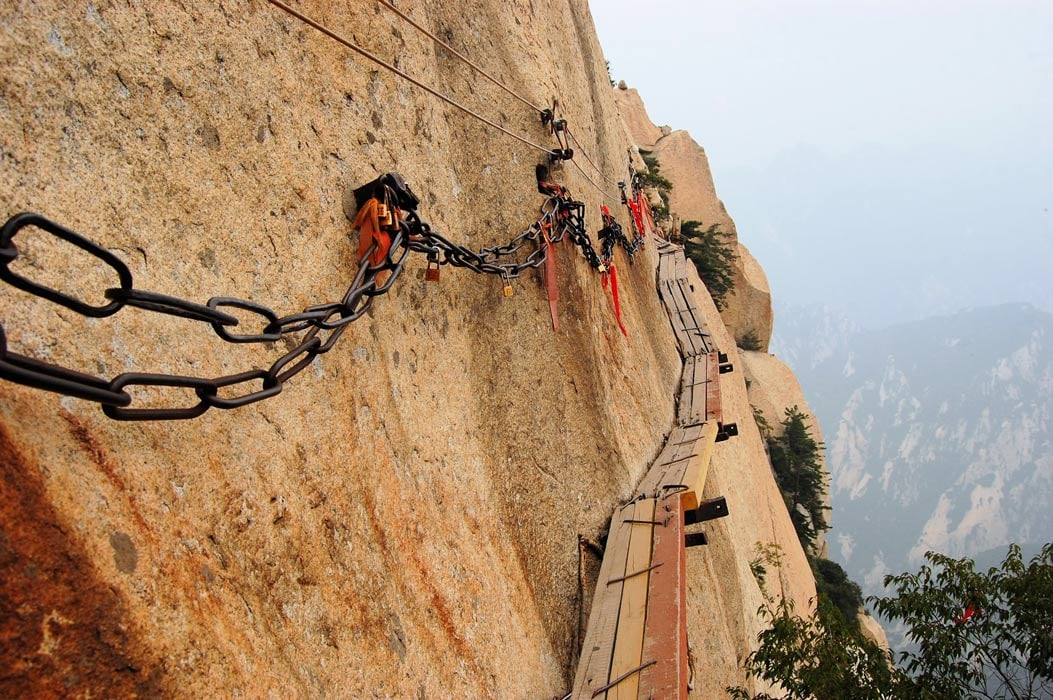 Mount Hua Trail: Where 100 People Plummet to Their Deaths Every Year |  Ancient Origins