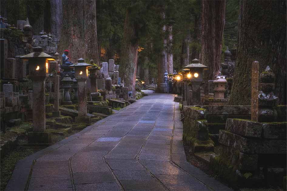 Cimitero di Okunoin in Giappone, est.  816 d.C.: cimitero per 200.000 monaci
