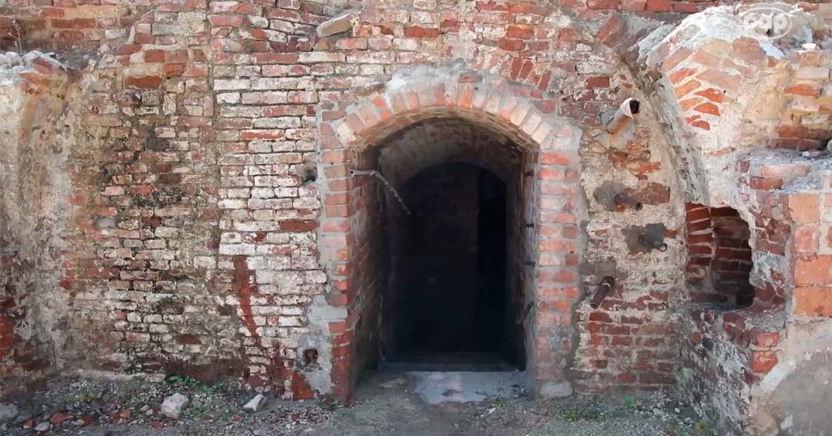 Pałac Saski w Warszawie kryje pod ruinami sekretny tunel o długości 45 metrów!