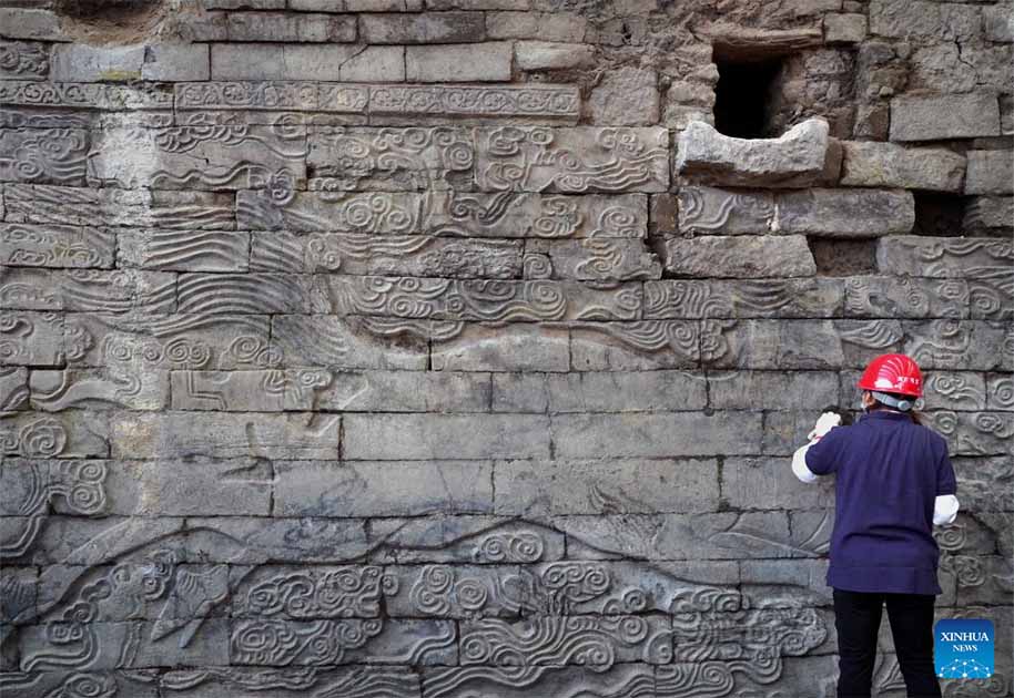 Un miembro del personal limpia un mural de la dinastía Song descubierto en el sitio de reliquias de Zhouqiao en la ciudad de Kaifeng, provincia de Henan, en el centro de China.  Fuente: Xinhua