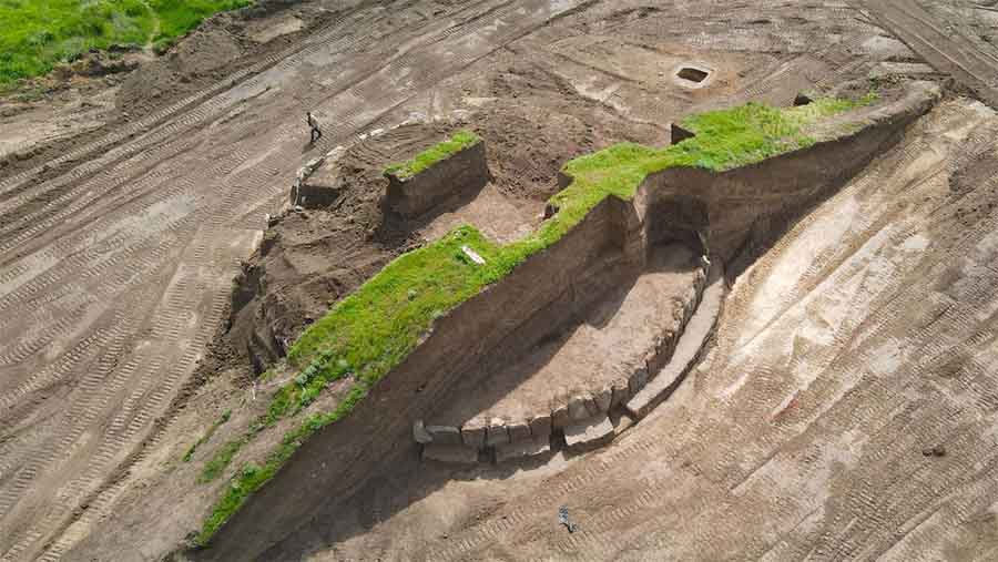 Ukrainian Burial Mound Dig Reveals 5,500-Year-Old Stonehenge-like Structure