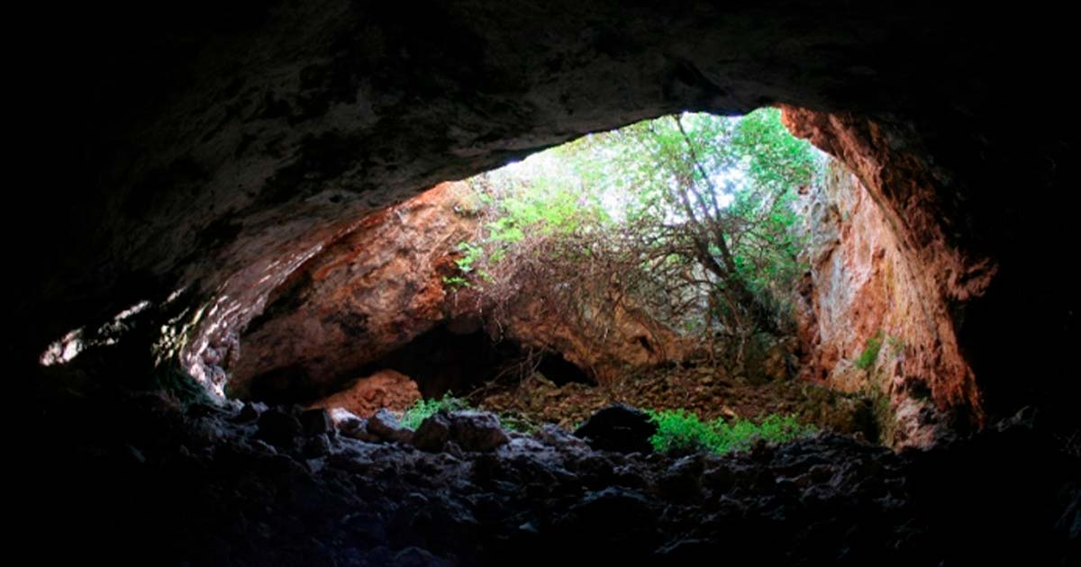 Restos humanos manipulados descubiertos en una cueva en España